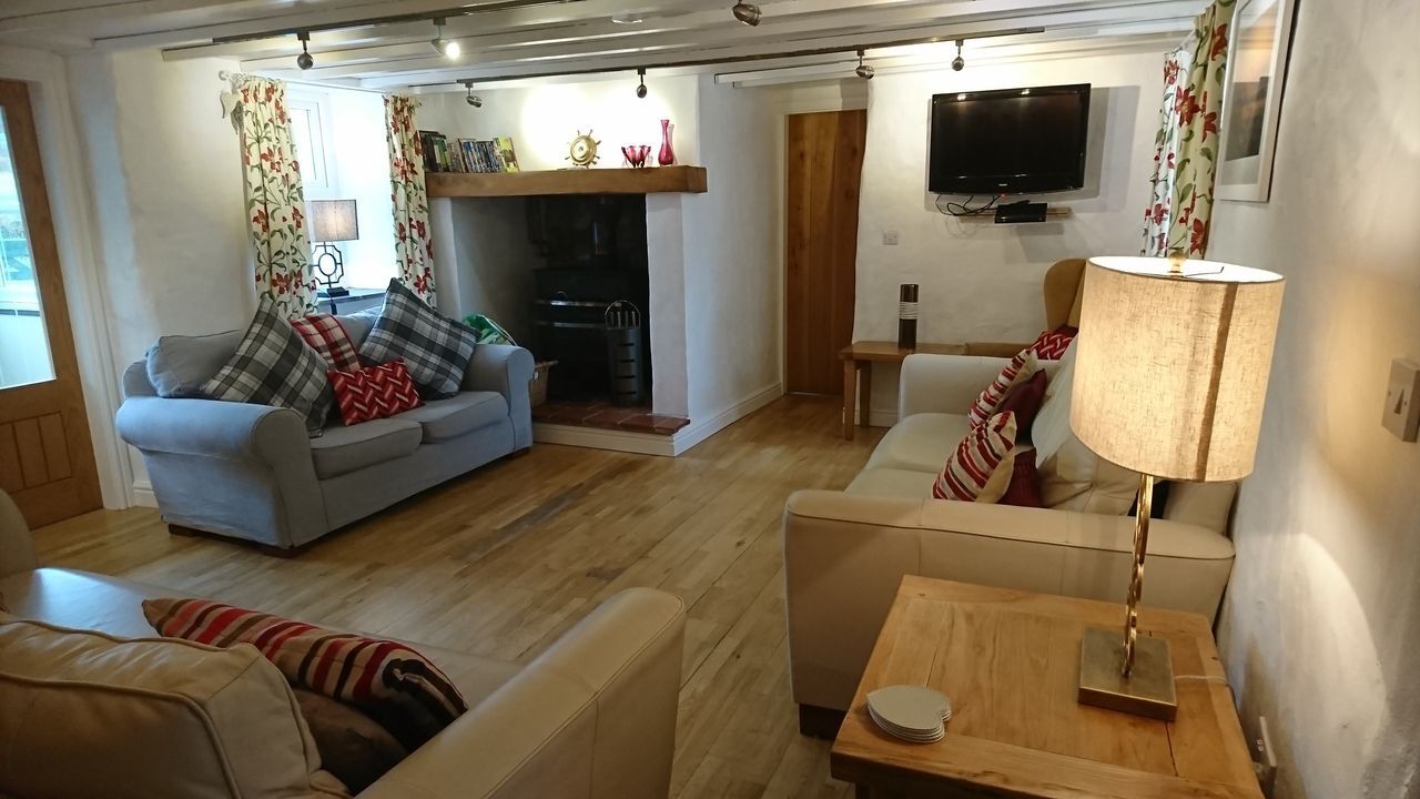 Spacious sitting room with log fire