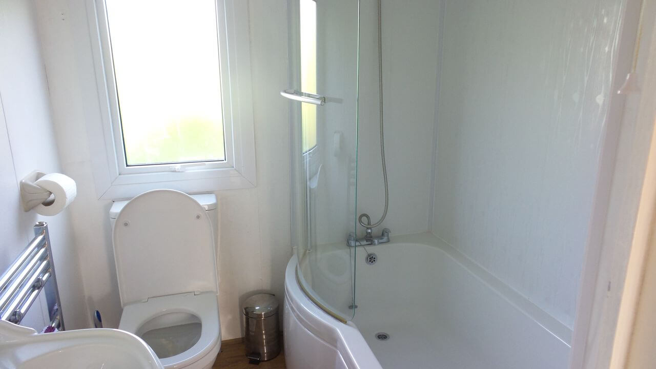 Full bath with shower over in Seaview Lodge
